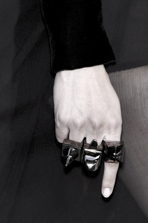 diet-mnt-dew:  Givenchy at Couture Fall 2009 Source: ImaxTree 