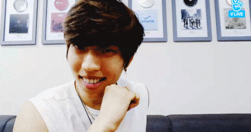 jdw-juseyo:  And Dongwoo’s second broadcast was just him singing at us and naming alcohol he likes, and it was great and everything I needed  