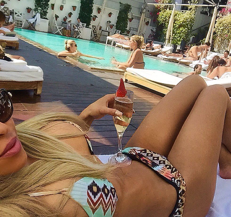 Life is better in a bikini 👙❤️ #olgaloera #playmateolga #fun #skybar #fun