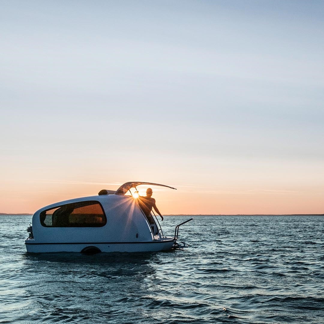 girrlscout:  archatlas:  Sealander  The Sealander is a caravan and yacht in one.