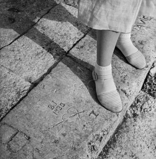 undr: Marcel Bovis. Graffiti et chaussures blanches. La Rochelle. 1938