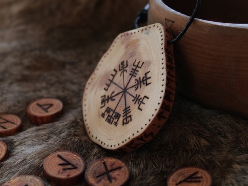 It’s been a while since I last made a Vegvísir amulet - maybe even a couple of years! S