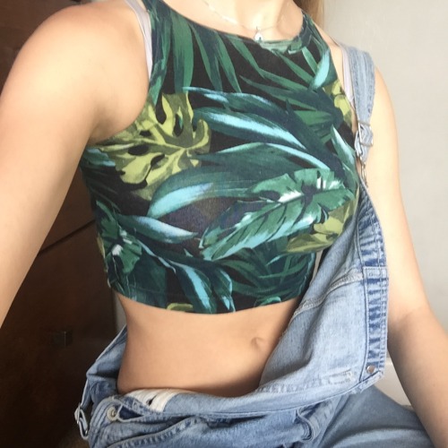 wild-nirvana:  Sunshine outfit happiness today. Ps my sun cream has glitter in!!!