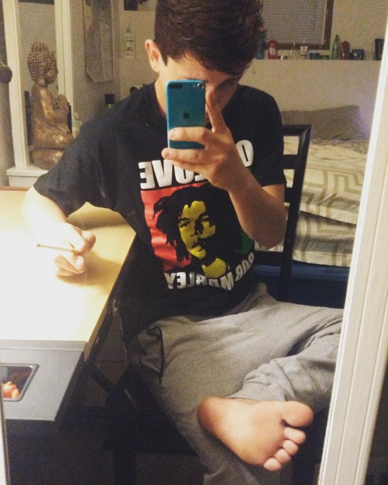 iheartfeet:  barefootbro22:  teenboysmellyfeet:  You know you want to pay tribute