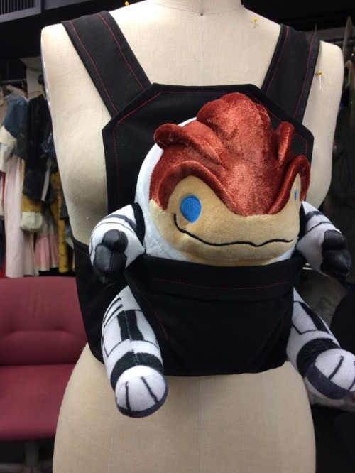 fontscosplay:  arkadycosplay:   mizuaoi:   mizuaoi:   This is why I went to school for theatrical costuming for 5 years  I made a baby harness for my Krogan son for a casual Fem! Shep cosplay for SDCC  this is my crowning achievement and I’m stupidly