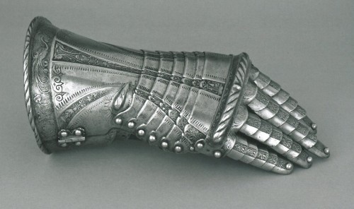 effervescentaardvark: Gauntlet, made by Wolfgang Grosschedel, Landshut c. 1535-40source: “Mast