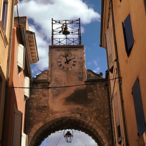 Cloche, horloge et arche, Apt, Vaucluse, 2016