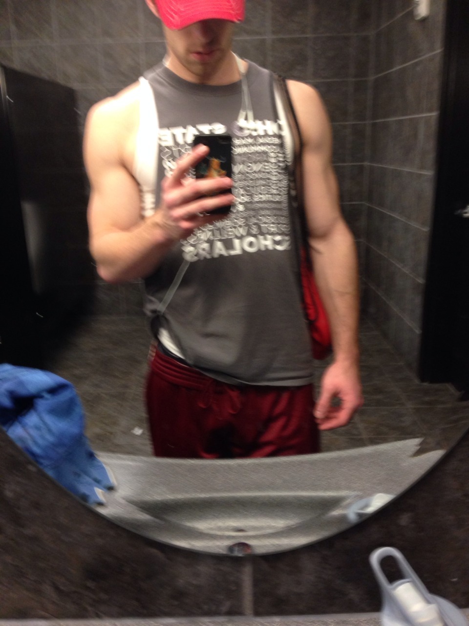 romancingthelookyloos:  I know I shouldn’t have taken pics with a pump….Biceps