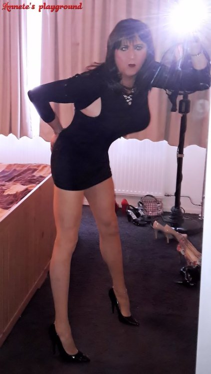 xxannete-greyxx: its me annete-greyi love high heels and minidress Absolutely fabulous legs.