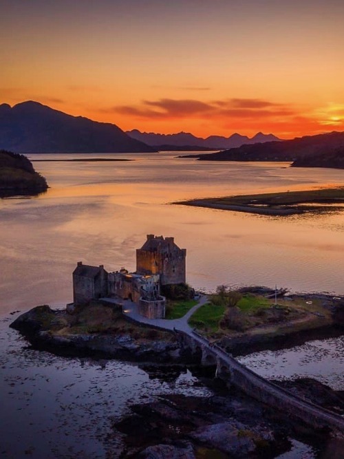 utwo: Eilean Donan Castle - Scotland © atlasbrothers