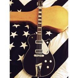 actuallyitsstrawberryblonde:  The Gretsch that stole Christmas 😍😍😍😍😍😍😍😍 #duojet #1955 #gretsch 