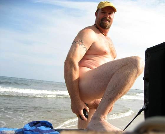 lobito07:  matureassplay:  That is one hot man.   Hay papá mejor yo te meto mi verga
