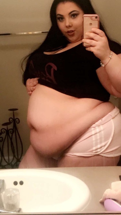 stuffingnothanksgiving: @bigcutienova formerly known as fatandsassymami, this supersized beauty fina