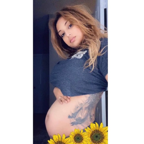#Repost @sekzzibunnie . Sexy preggo belly . . #pregnant #babymomma #sunflower #me #babygirl #bunny #