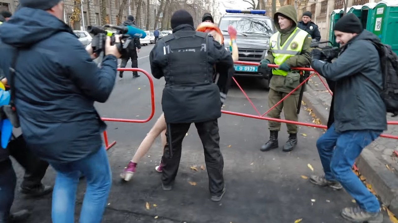 PROTESTA EN KIEV. Policías detienen a activistas en topless del grupo de derechos de las mujeres Femen durante una protesta contra el presidente ucraniano Poroshenko en Kiev, Ucrania, el cuarto aniversario de la Revolución de la Dignidad....