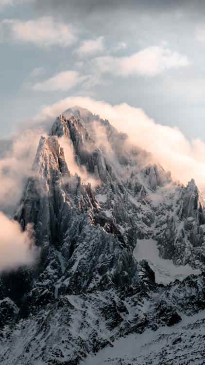 rivermusic:A view in the morning of L'Aiguille Verte and les Drus, Chamonix, FrancePhoto by Yann Lau