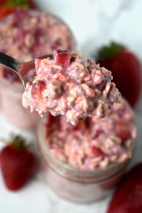 Strawberries and Cream Overnight Oats | Recipe here