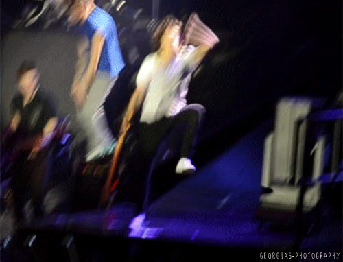 O Zayn ta dando o que ele toma pra fazer os clipes pro Harry fazer o show ! kkkkkkkkkkkk