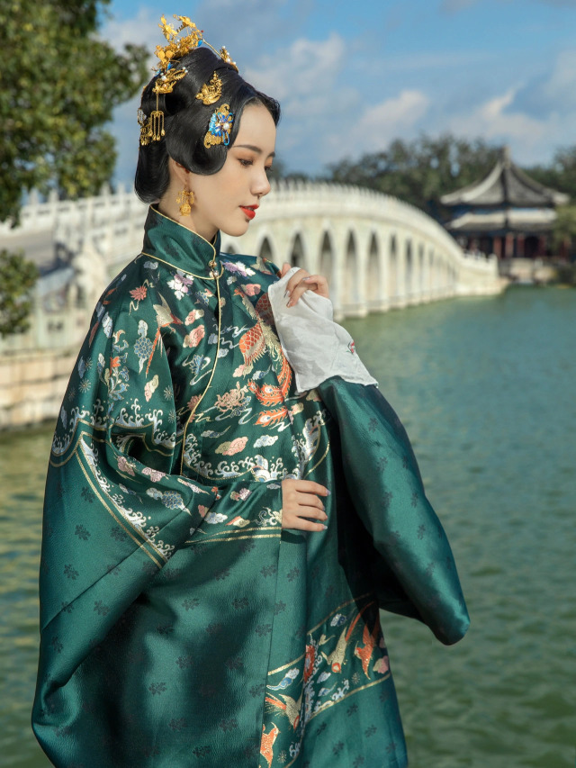 NewHanfu — Hanfu attire of Ming Dynasty noblewomen from: Xiao...