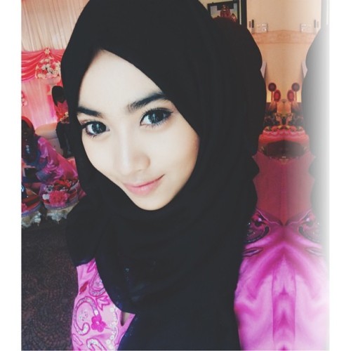 gadispilihan:Anis. Reblog to see the other side of her.Mantap..