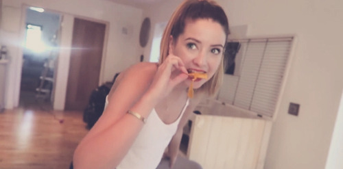 Zoe Sugg Tumblr_nt1c62xo7o1uz5a4wo1_500