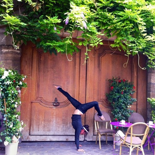 elleodian: Bon weekend! Enjoying a Parisian Sunday upside down :) #inversionjunkie ☕