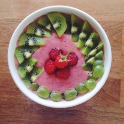 amillionbillionmiles:  Strawberry smoothie bowl 🍓www.amillionmiless.com