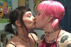 satanicspacecat:  We cuuuute creepitreal666 👭