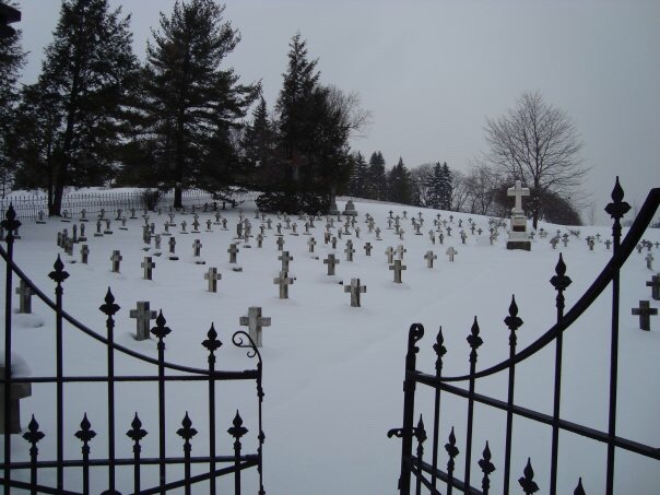 girlsinthegraveyard:  Welcome to the graveyard. Won’t you step inside? 