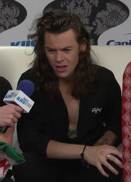 harryisclever:Harry’s reaction to being shown Christmas scarves with inappropriate deer graphi