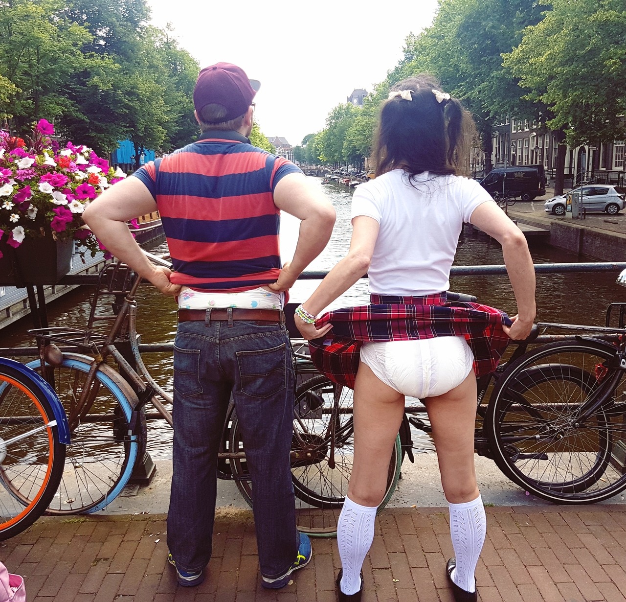 Me and my friend @littlerobbiee enjoyed our walk along the Amsterdam canals in matching