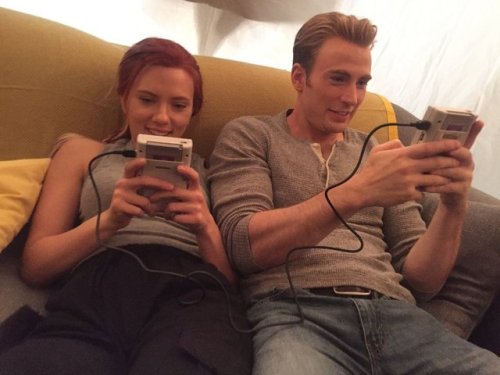 retrogamingblog:Scarlett Johannson and Chris Evans playing Gameboy Tetris on the set of Avengers: En