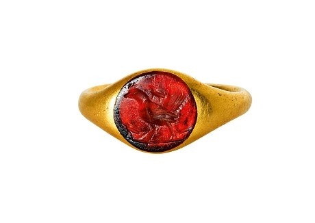Gold ring with an incised red garnet gem showing birds. Discovered at Herculaneum, along the ancient