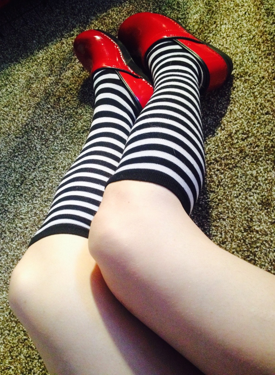 punkyprncss:  I love these socks with my shiny red shoes!!! 😍😍   * I like clicking