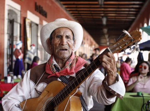 -What would you like me to sing? A song about the mexican Revoultion or a love song? -A love song, M