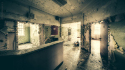 abandonedandurbex:  Nurses’ station in an abandoned insane asylum. I love the paint in this one. [5470x3077] Source: https://openpics.aerobatic.io/