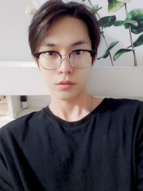 nctinfo: NCTsmtown_127: GlassesDoyoung for Czennies suffering from Monday blues @.@ Translation: Ale