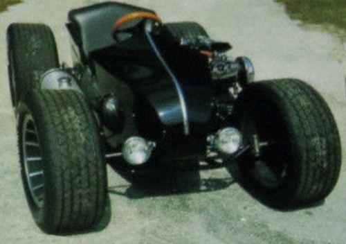 theoddrods:  A 1945 Harley Davidson combined with a ’36 Harley side car produces this interesting quad like vehicle that has a ’41 flat head riding shotgun.   Bottom photo is of a similar build from Bangkok.  Sick