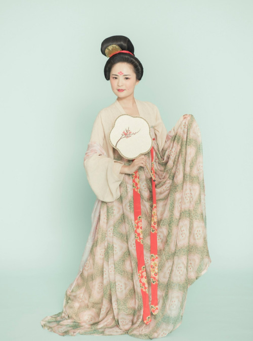 Traditional Chinese hanfu | Tang dynasty fashion by 春谷山房