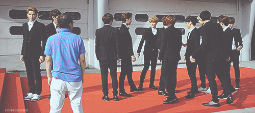 hongdork:  Kris and Chanyeol waiting for the shorter other members to organize themselves 