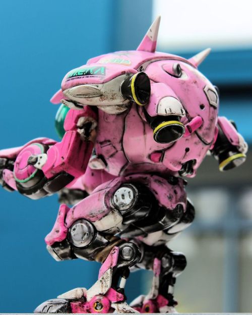 blastwerks: Funko Pop D.VA and Meka figure weathered. Great representation of from Overwatch!