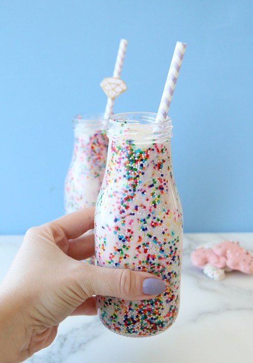 weekly-desserts:  Source: Circus Animal Cookie Milkshake by Glitter and Bubbles.   *cries*
