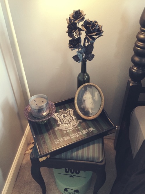 stayupallday-sleepupallnight:My haunted mansion guest room is finally finished and I love how it tur