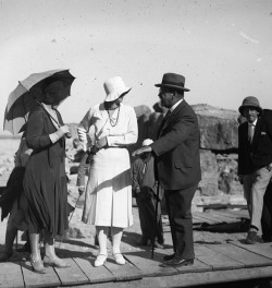 thegildedrage:  Tourists at the Giza plateau. c. 1930 