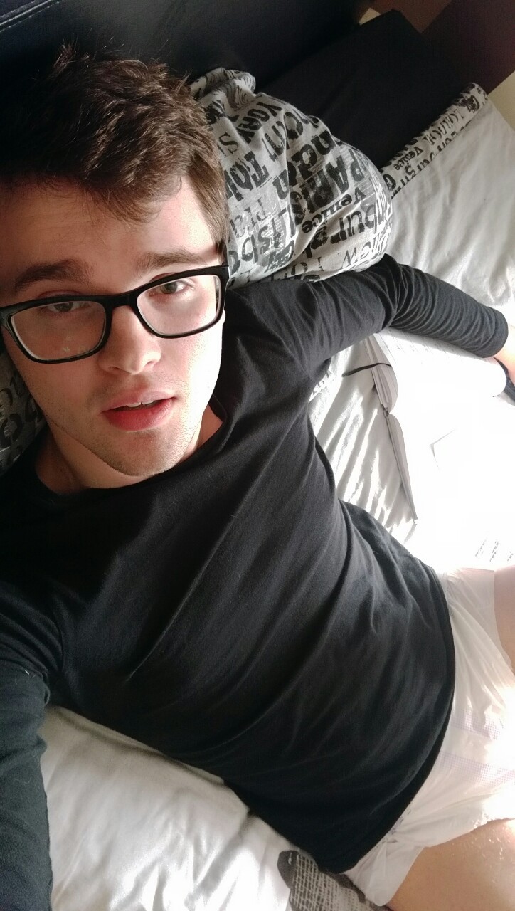 rickdlca:  soyeahyeahyeah:  Itâ€™s a lazy Sunday.  Looks like another cute and