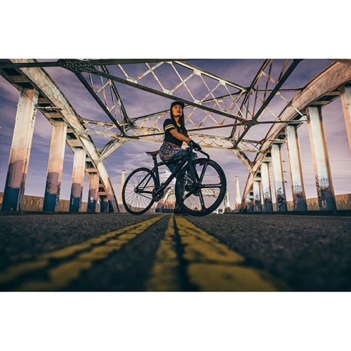 fixiegirls: Repost: @erinecamille RIP to the 6 : @boostamante.fotos  #citynightshift #leaderbikes #6