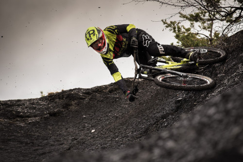 aces5050:  (via Starting at $2999, Commencal Offers Four Versions of the 2016 Supreme DH V4 Bike - M