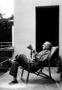 ironglassandsteel:  wassily kandinsky lounging