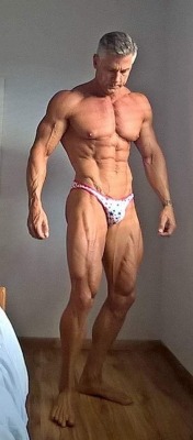 muscleroidaddict:  Deon Tolken 