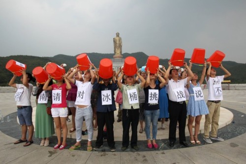 cctvnews:  ‘Empty buckets’ in Henan say no to Ice Bucket Challenge Dozens of people in the drought-hit Henan Province are protesting against the Ice Bucket Challenge, which has become a global viral trend Armed with empty buckets, bowls and other